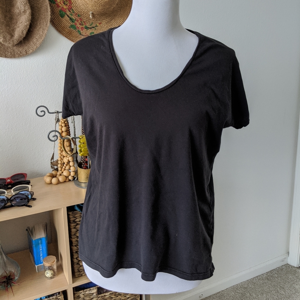 Everlane black tee